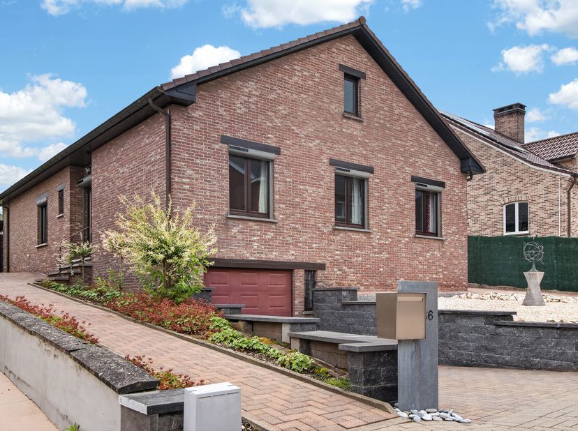 LOSSTAANDE GEZINSWONING met 3 SLAAPKAMERS, 2 TERRASSEN, MOOIE TUIN en INPANDIGE GARAGE.<br />
Rustig en landelijk gelegen gezinswoning met grote tuin,