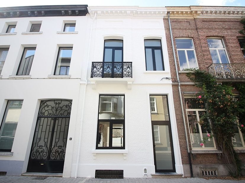 Deze woning werd zonet volledig gerenoveerd en charmeert meteen met haar hoge plafonds (4 meter op gelijkvloers en 3 meter op eerste verdieping), auth