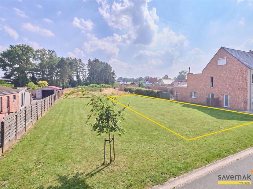 Terrain à bâtir de 973 m² destiné à une construction semi-détachée. La largeur de la rue est de 10,75 m.<br />
<br />
À quelques minutes à pied des éc