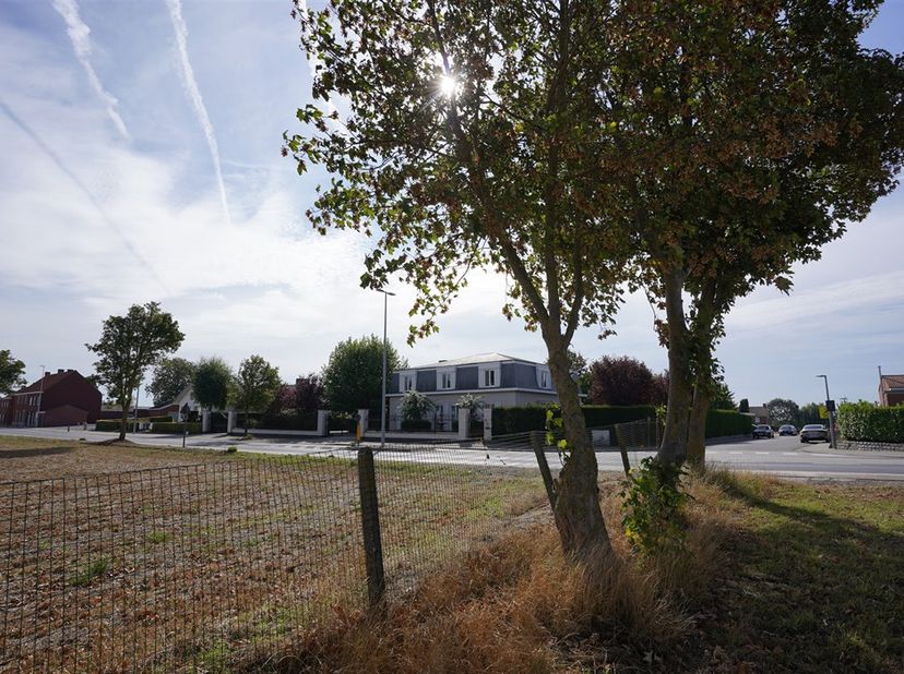 IMPRESSIONNANTE VILLA À BESELARE AVEC UN GRAND TERRAIN<br />
<br />
Bienvenue dans cette magnifique villa située à Beselare, une propriété qui allie