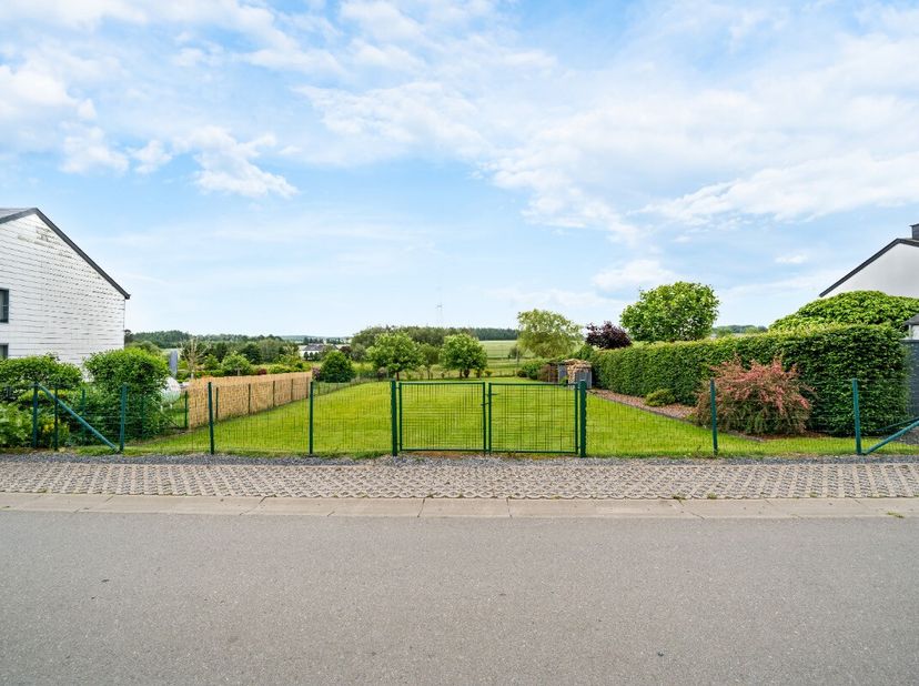 ERA B-LUX biedt u dit perceel aan, ideaal gelegen in Wicourt, gemeente Bastogne.Met een oppervlakte van 10,65 are biedt dit terrein de perfecte basis