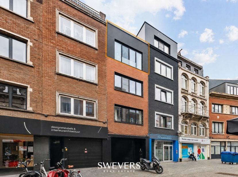 Voor meer info en foto’s, surf naar www.swevers.be – Dit instapklare appartement op de derde verdieping geniet van een centrale ligging in de Diestses