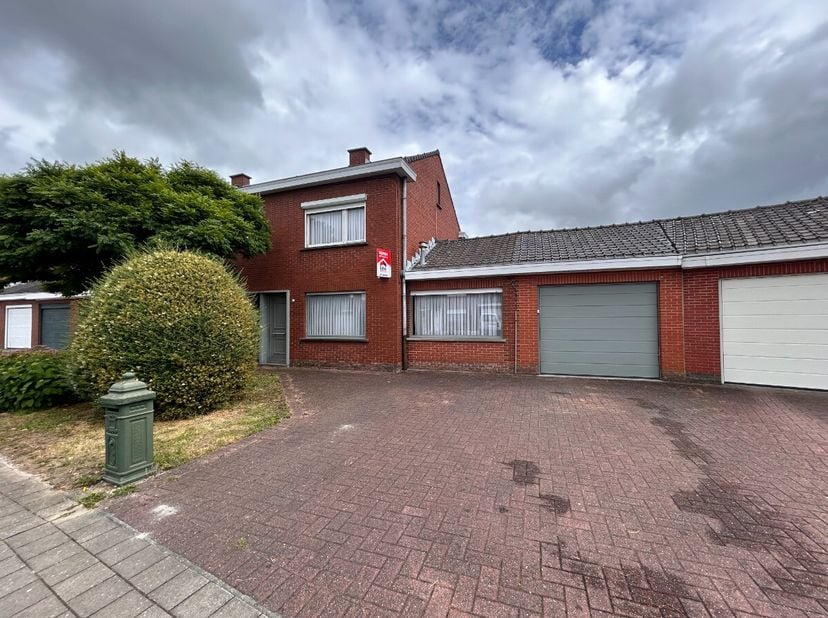 Woning te koop in zeer rustige woonwijk te Rekkem.Bent u op zoek naar een woning met een rustige ligging? Dan is deze charmante woning zeker het bezoe