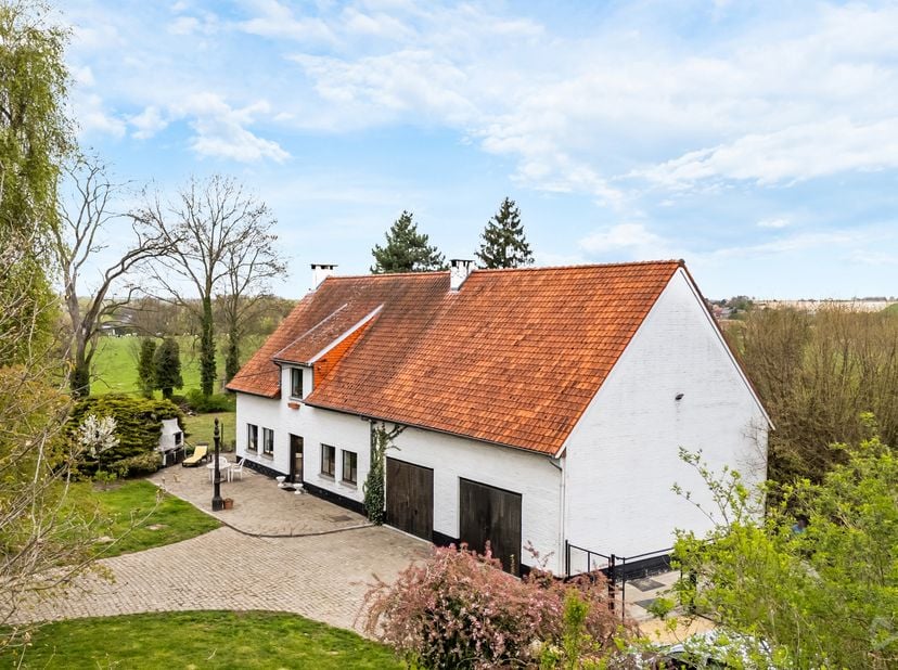 We Invest Hesbaye vous propose cette maison 4 façades située à Ville-en-Hesbaye, implantée sur une magnifique parcelle de plus ou moins 5500m².<br />