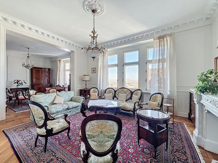 Op een van de mooiste lanen van Brussel biedt Barnes dit lichte en mooie appartement aan op de bovenste verdieping van een prachtig gebouw in Haussman