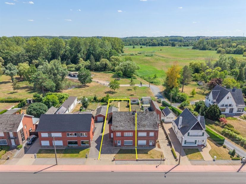 Ruime driegevelwoning met 3 slaapkamers, garage en groen rondom<br />
<br />
Wie houdt van ruimte, natuur en mogelijkheden, vindt hier een woning met