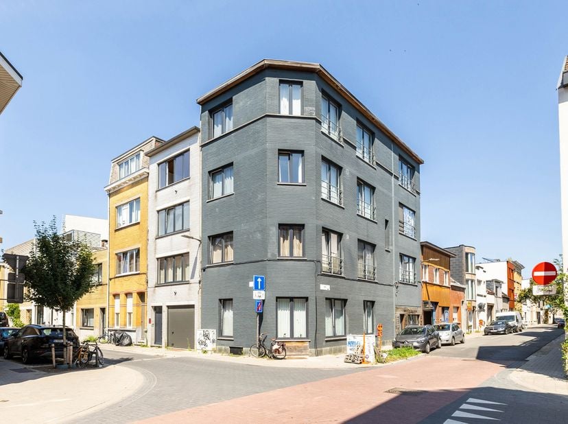 Dit stijlvol en centraal gelegen appartement met een oppervlakte van ca. 63 m² bevindt zich in Antwerpen-Berchem. Bij het betreden van het appartement