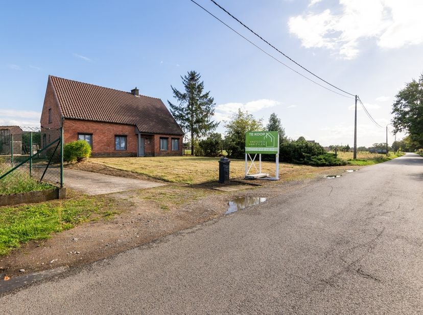 Huis te koop in Moestoemaatheide 1,
                    2440 Geel