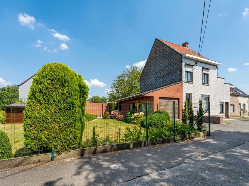 Te renoveren woning te koop in Wevelgem!!<br />
De woning beschikt over een voortuin en een ruime oprit. Op de oprit zit er een erfdienstbaarheid. Ver