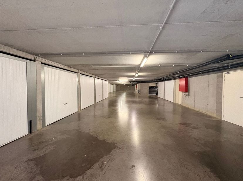 Makkelijk bereikbare ondergrondse autostaanplaats voor eigen gebruik of als investering.<br />
- Gemakkelijk in- en uitrijden<br />
- Beschut parker
