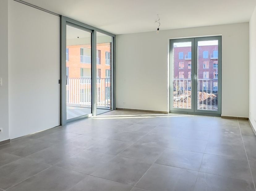 Op een centrale en aangename ligging in Oudenaarde bevindt zich dit moderne nieuwbouwappartement op de Saffrou-site. Het appartement is gelegen op de