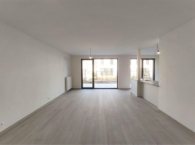 Gelijkvloers nieuwbouwappartement met 3 slaapkamers, tuin en garage!<br />
Ligging: Recent nieuwbouwappartement ligt in een zijstraat van de Grotestee