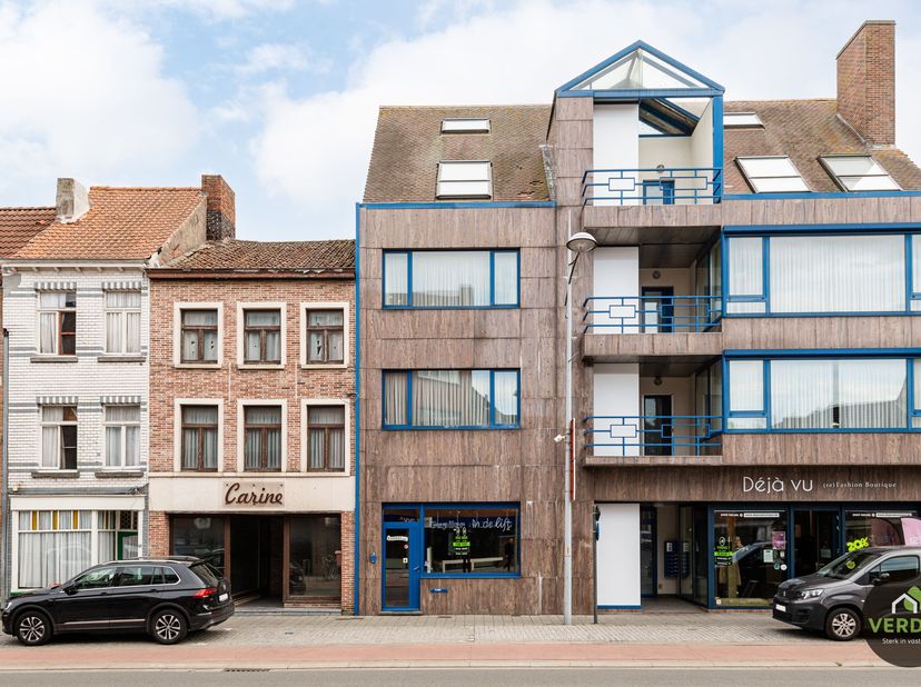 Centraal gelegen handelspand in de hart van de winkelstraat "De Boelare" te EEKLO. Deze commerciële ruimte en de woonst met 2 slaapkamers heeft een op