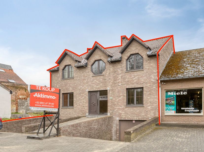 Op een boogscheut van het historische centrum van Tongeren, langs de Luikersteenweg richting Wallonië, staat dit solide appartementsgebouw met twee ru