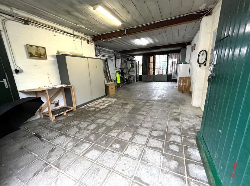 Ontdek deze unieke retailruimte in het hart van Sint-Kruis, net buiten de stadsring gelegen aan de Kruispoort, met een totale bewoonbare oppervlakte v