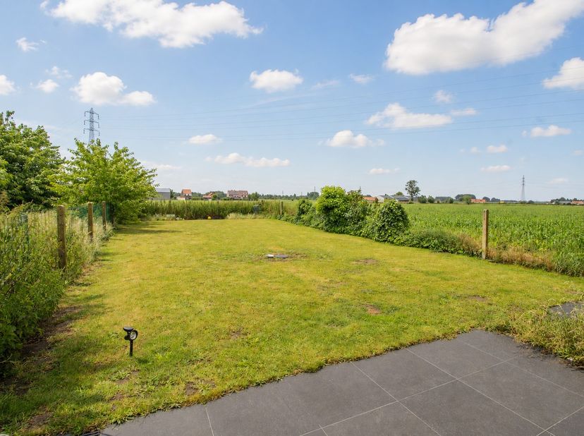 Welkom in deze ruime en verzorgde woning in de Warandestraat 107 te Wevelgem.<br />
Deze woning combineert comfort, ruimte en een uitstekende ligging