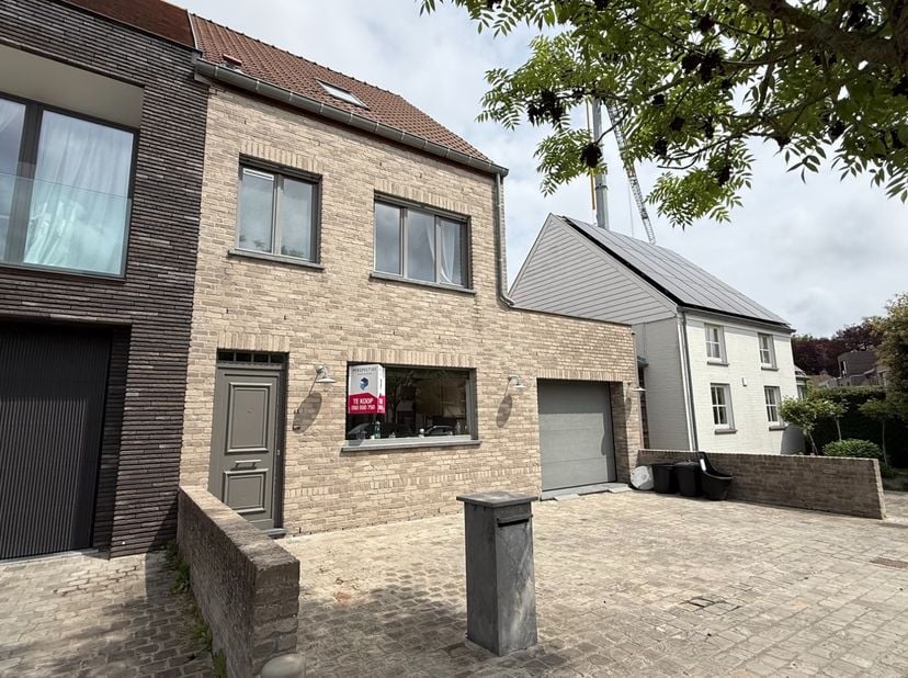 RAMSKAPELLE – Ruime woning met 4 slaapkamers, garage en tuin gelegen in het centrum van Ramskapelle. <br />
INDELING: Inkomhal met gastentoilet, badka