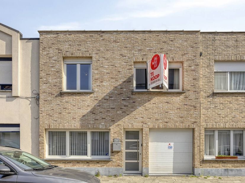 Deze ruime woning die we te koop aanbieden in Deurne, is gelegen in de Tweemontstraat 190.<br />
<br />
Bij het betreden van dit huis dat we te koop a