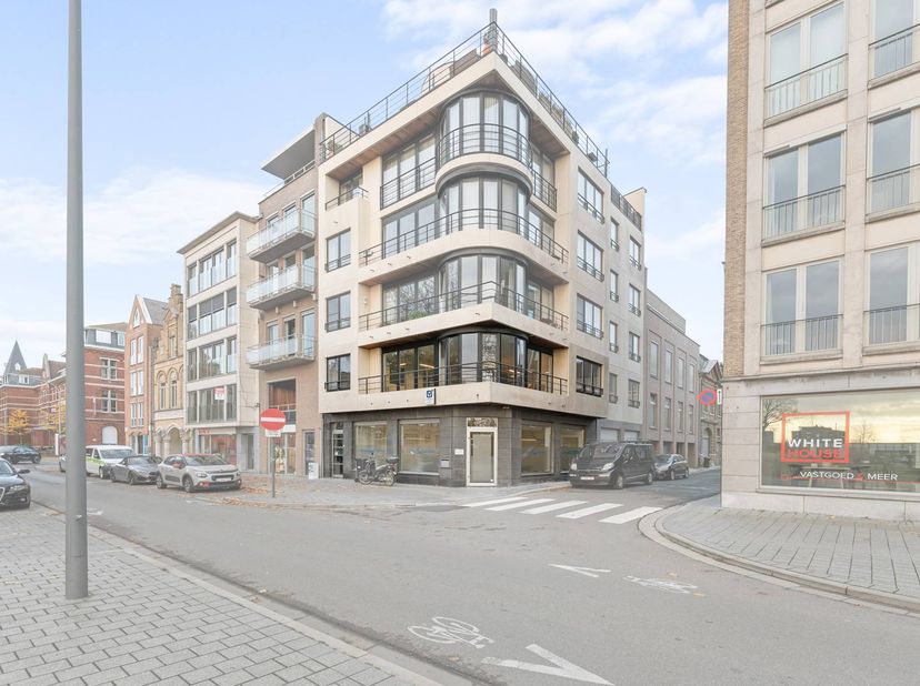 Op een strategische ligging aan het Colaertplein te Ieper bevindt zich dit veelzijdige en verhuurde kantoor. Bent u op zoek naar een verhuurde kantoor