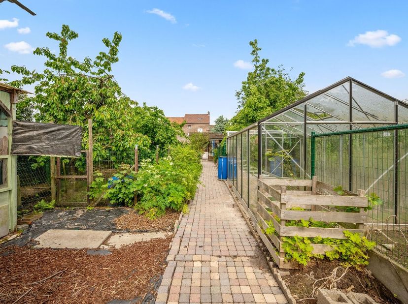 Ruime rijwoning met enorm veel potentieel gelegen in de Kruiskensstraat 36 te Neerwinden (Landen). Deze te renoveren woning beschikt over een bewoonba