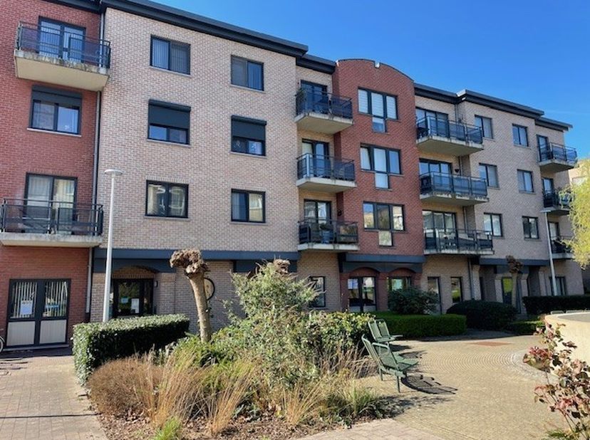 Instapklaar en lichtrijk appartement met 2 slaapkamers, terras en garage – centrumligging<br />
Ontdek dit zeer verzorgde appartement op de eerste ver