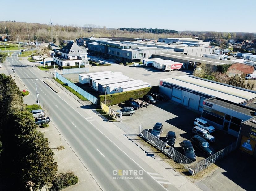 Benaderende oppervlakten:<br />
- Magazijn/handelsruimte: 440m²<br />
- Instapklare burelen met ontvangstruimte: 85m²<br />
- Verharde koer vooraan (6