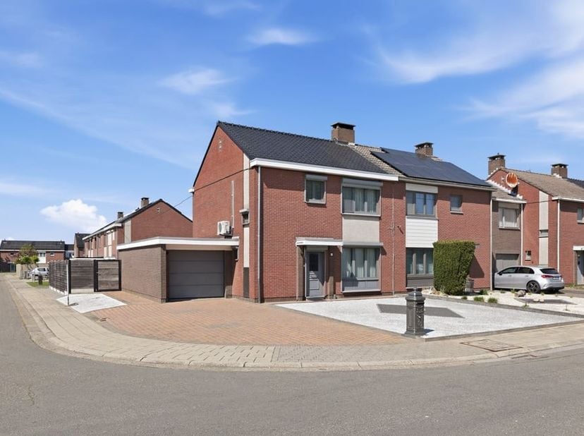 Bent u op zoek naar een recent gerenoveerde instapklare woning op een rustige ligging in Sint-Truiden? Dan is deze verzorgde woning aan de Klaproosstr