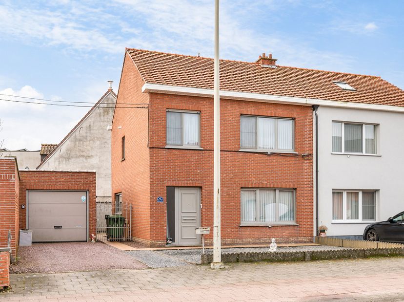 Instapklare gezinswoning met o.a. 3 slaapkamers, zolder,&amp;nbsp; garage en tuin. EPC = 247.&amp;nbsp;! Voor verdere info of afspraak bel 0473 33 33 35. Ontd