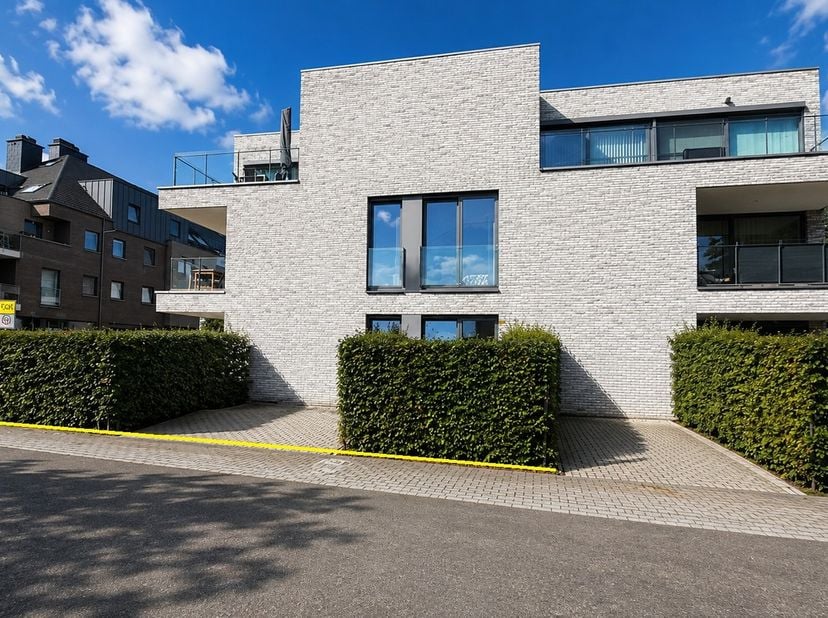 !! Bezichtigingen kunnen uitsluitend per e-mail worden aangevraagd via larissa@somvastgoed.be !!<br />
<br />
	Huurprijs: €975 / maand<br />
	Gemeensc