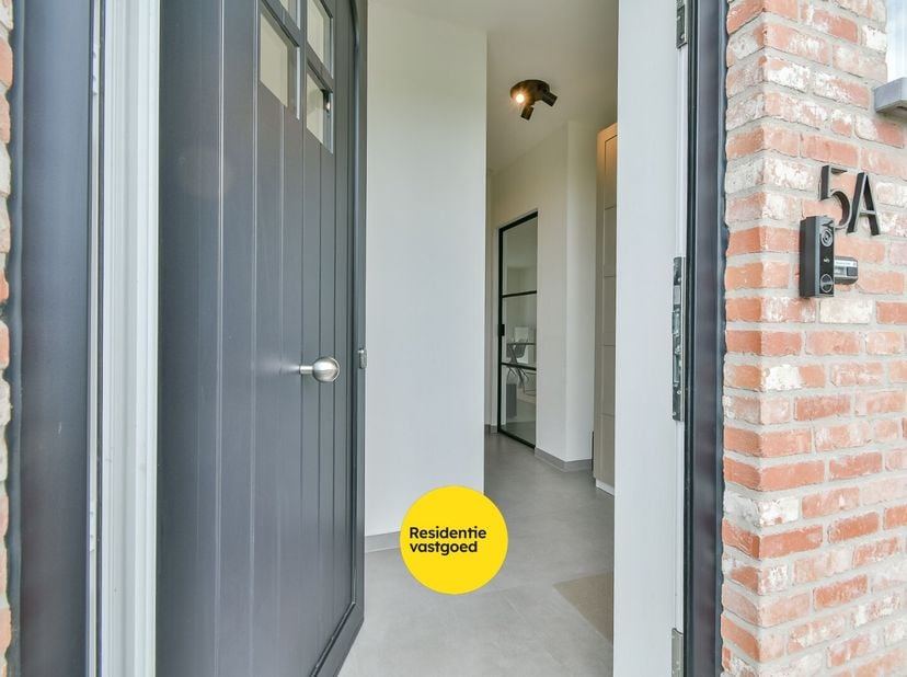Welkom in de Hertog van Klevestraat 5A te Ruddervoorde, een energiezuinige woning op een rustige, landelijke ligging. Omgeven door groen en vlak bij e