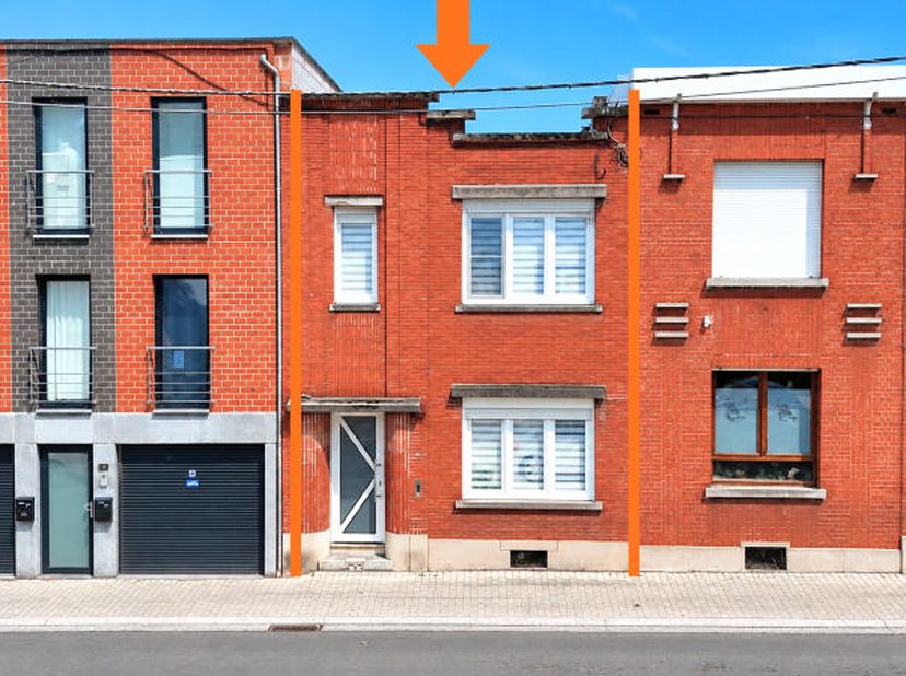 Charmante maison en bon état (+/- 122m² d'après PEB) 3 chambres avec bel extérieur et piscine, située dans une rue calme de Chênée, à proximité des co