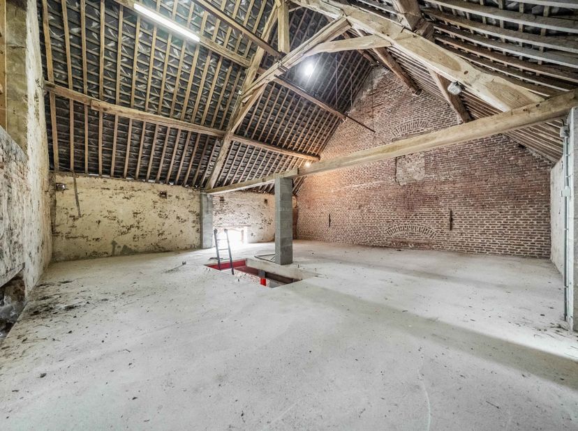 EasyHome vous présente ce magnifique projet de 2 duplex avec permis d'urbanisme accepté ! Située dans une ancienne grange de Daussois (Cerfontaine) el