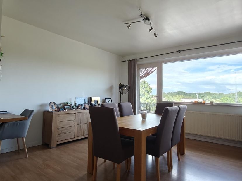 Dit aangename appartement op de tweede verdieping bevindt zich op een uitstekende locatie in Aarschot. Langs de voordeur sta je onmiddellijk in het ge