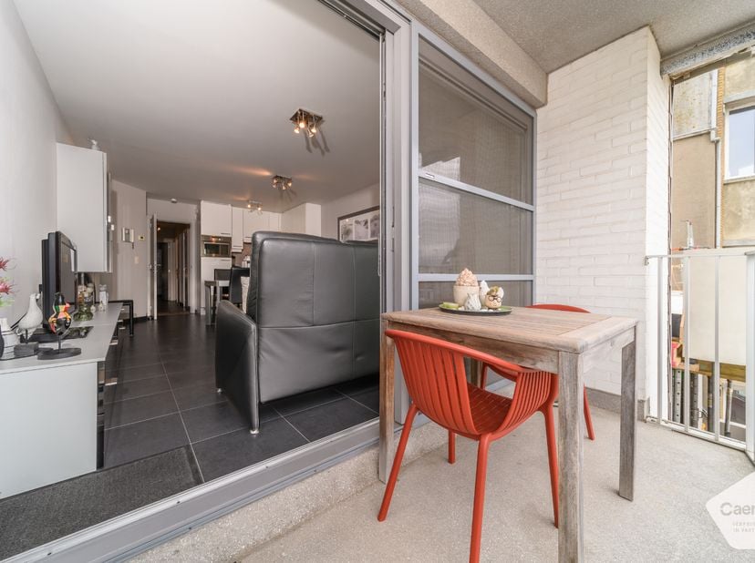 Dit recente, instapklare en lichtrijke 2-slaapkamerappartement combineert hedendaags wooncomfort met een uitstekende ligging nabij zee. De grote raamp