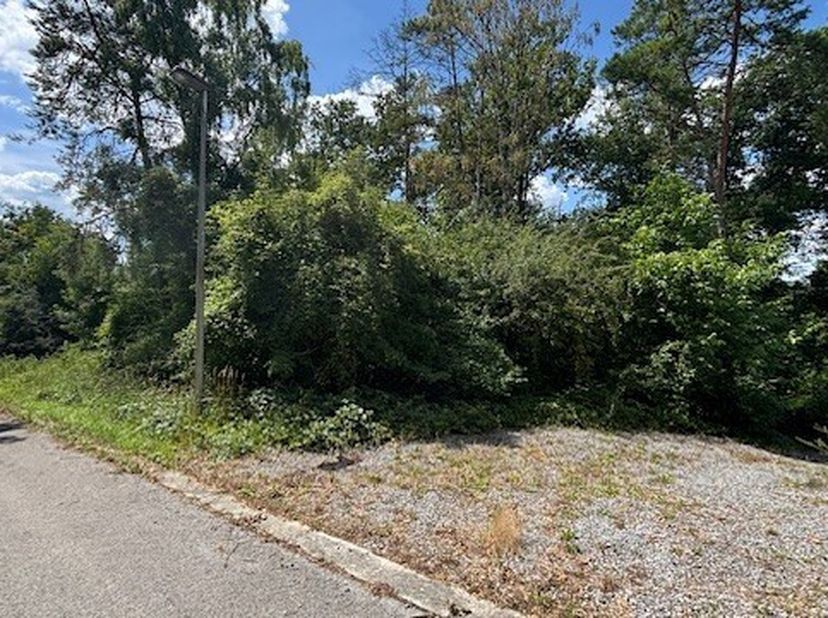 Dans un cadre rare et confidentiel, ce terrain de ± 3000 m² se niche au sein du prestigieux Golf de Durbuy, entre les trous 14 et 15. Une localisation