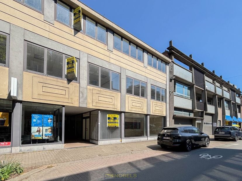 Ontdek dit uitzonderlijke handelspand, STRATEGISCHE gelegen in het CENTRUM&amp;nbsp;van Oudenaarde – een toplocatie met MAXIMALE ZICHTBAARHEID en VLOTTE B