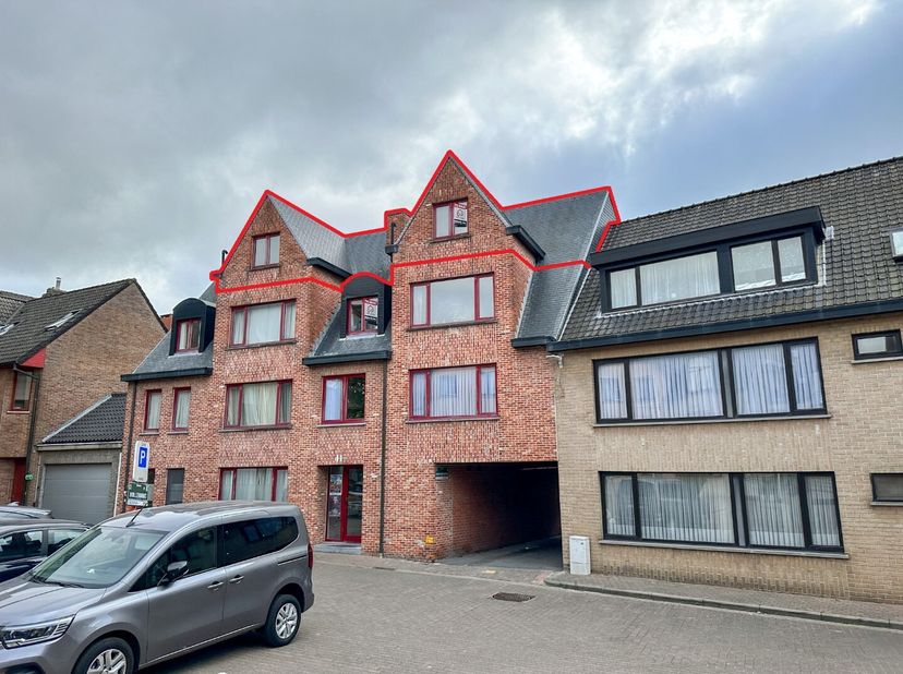 Gezellig en rustig gelegen dakappartement in een verzorgde Residentie. Het appartement is instapklaar, voorzien van lichtarmaturen en net helemaal her