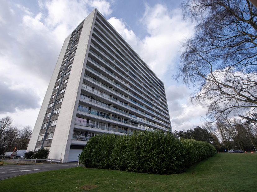 Instapklaar appartement met één slaapkamer en ruim Zuidelijk terras vlakbij centrum Sint-Niklaas<br />
Op de eerste verdieping van de residentie Fabio
