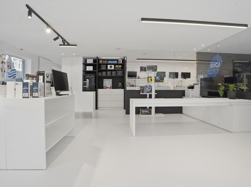 Instapklaar en hoogwaardig handelspand (122 m²) op topligging in Nieuwpoort Stad<br />
<br />
Momenteel huisvest dit moderne handelspand het gekende b