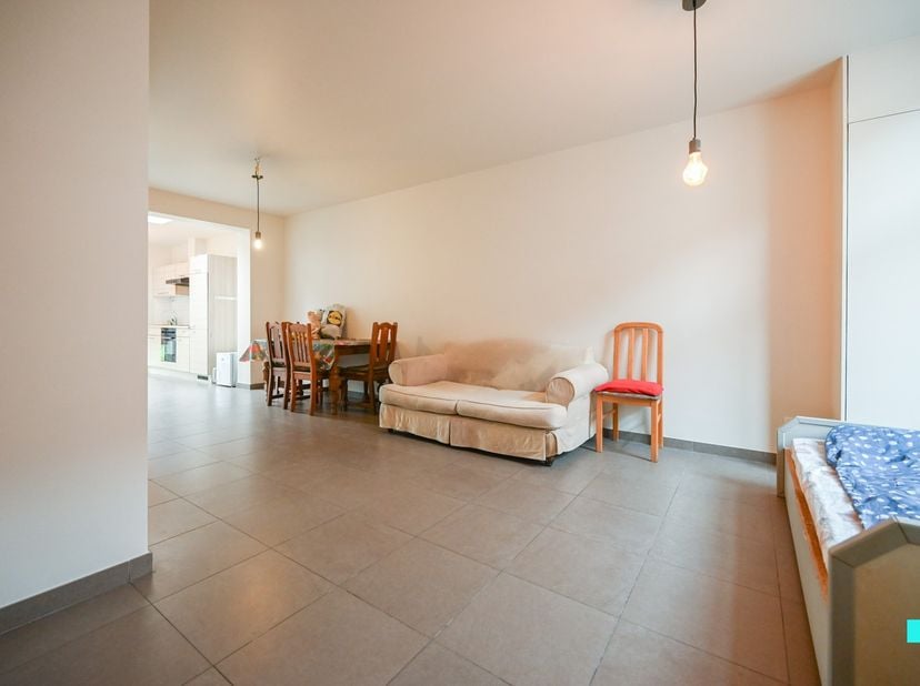 Ontdek deze knusse, instapklare woning met twee slaapkamers, gelegen nabij het centrum van Izegem met poortje/uitweg achteraan het perceel én beschikk