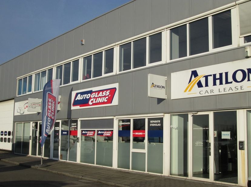 Het betreft een zeer bereikbare, ruime parking/stockageruimte langs A12/ Boomsesteenweg Wilrijk op 5 minuten van de Antwerpse Ring en 30 minuten van B