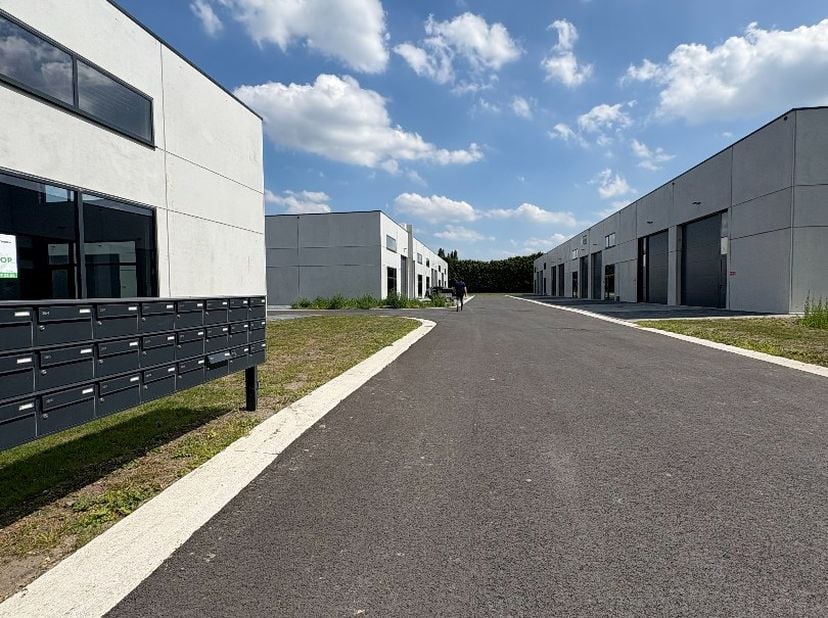 - Nieuwe KMO-units te Ichtegem -<br />
<br />
In de Industriestraat te Ichtegem transformeert Global Estate Group de voormalige Dupon Biscuits-site –