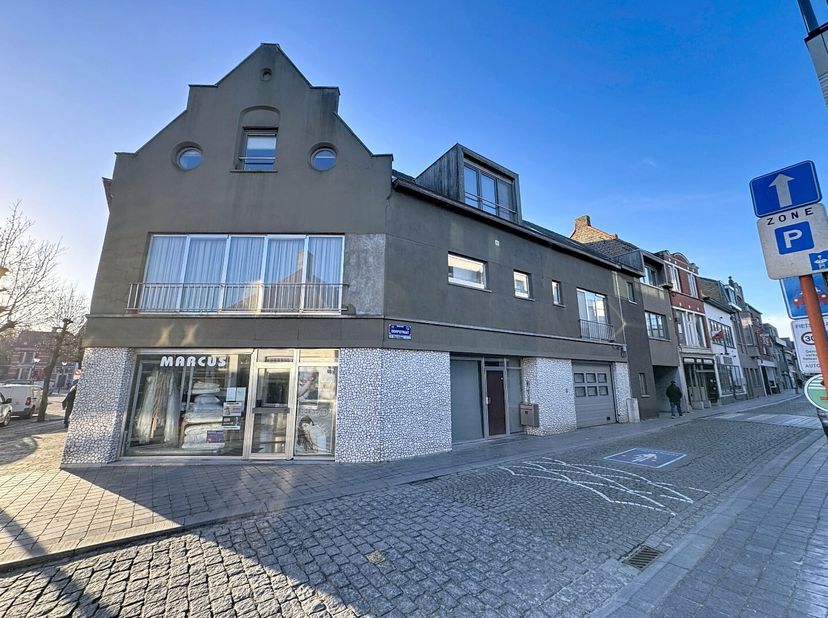 Deze opbrengsteigendom is gelegen op de hoek van het Sint-Maartensplein en de Dorpsstraat met een TOP locatie pal in het centrum van Koekelare.<br />