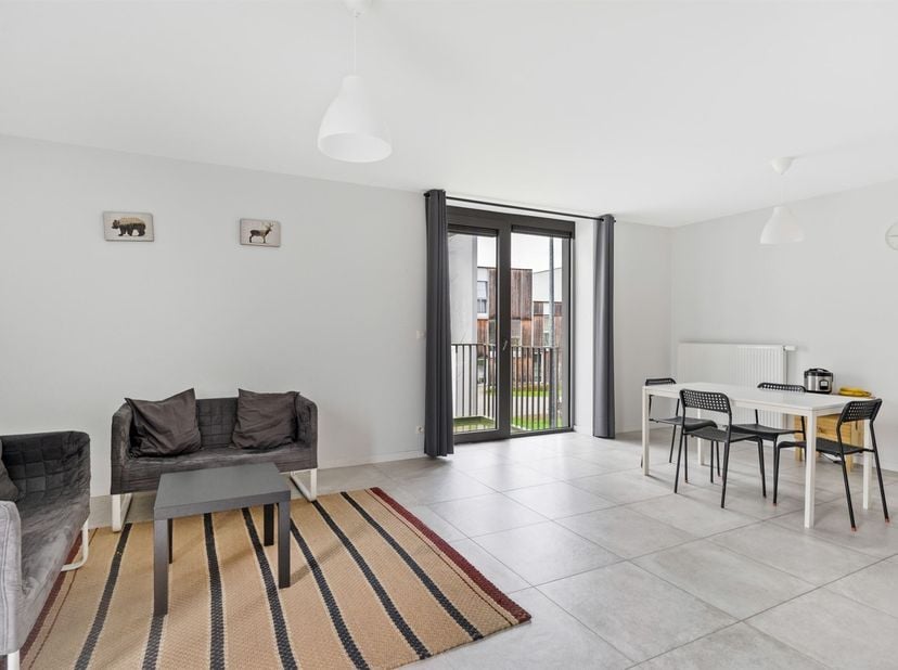 Het energiezuinig appartement is ideaal gelegen in een rustige, toch centrale wijk van Sint-Niklaas, met vlotte toegang tot het stadscentrum en de bel