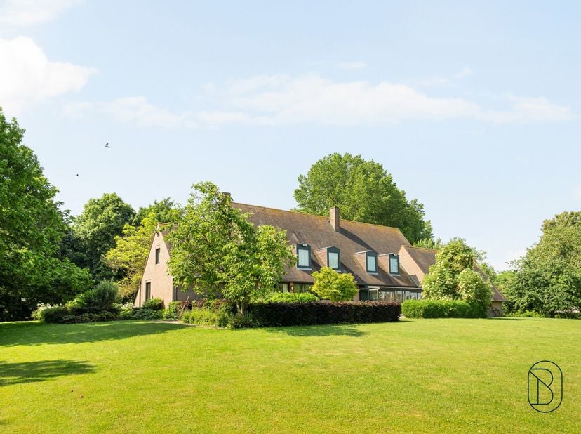 Au cœur de la verdure, dans un environnement calme et entouré de nature, se trouve cette villa d’exception bénéficiant d’une situation unique au bord