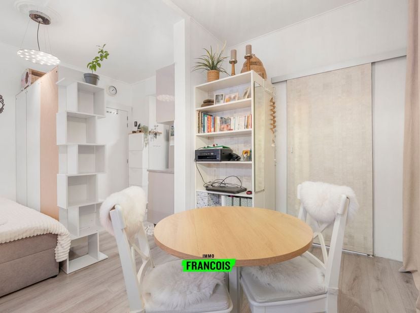 Deze instapklare studio, gelegen op de eerste verdieping, werd recent opgefrist en is ideaal voor wie op zoek is naar een praktische en lichtrijke woo