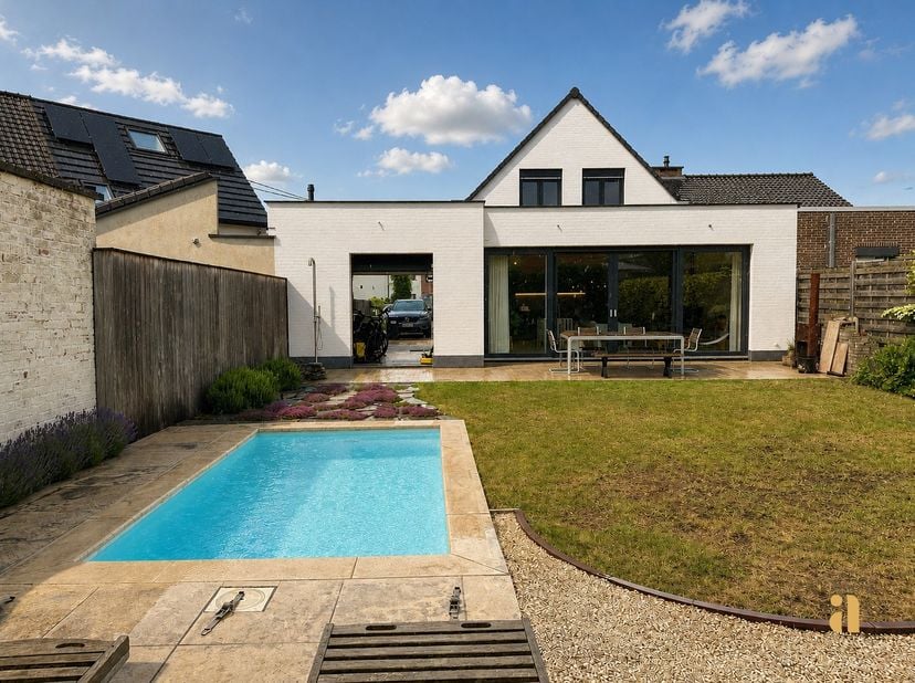 Sommige woningen verrassen pas echt wanneer je binnenstapt...<br />
<br />
Achter de&amp;nbsp;gevel schuilt een verrassend ruime woning waar licht, comfor