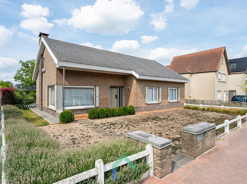 Renovatierapport beschikbaar op aanvraag!<br />
<br />
Ligging<br />
Deze alleenstaande woning op een perceel van net geen 1.000 m2 ligt in het centru