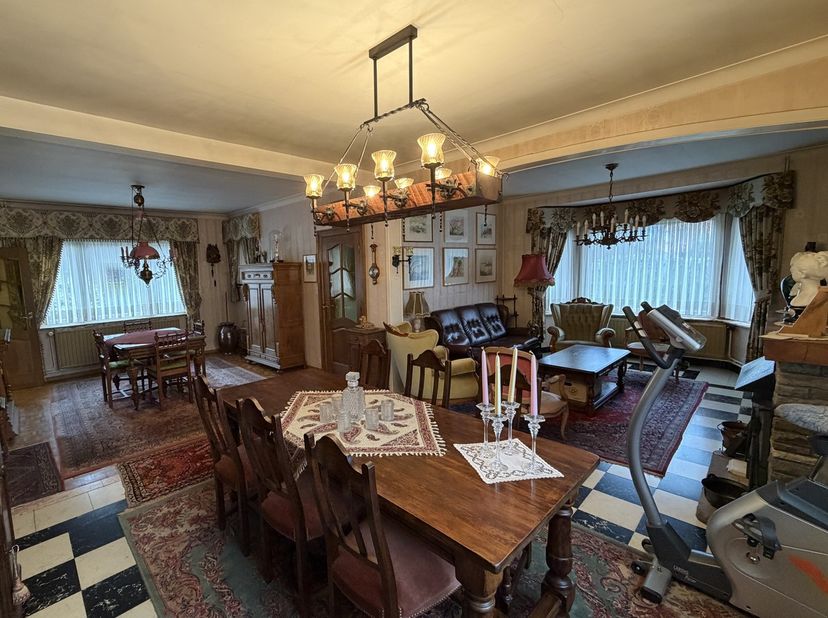 In De Drij Dreven 4 te Zonhoven vinden we deze ruime vrijstaande woning met tal van mogelijkheden, gelegen op een prachtig perceel van maar liefst 20a