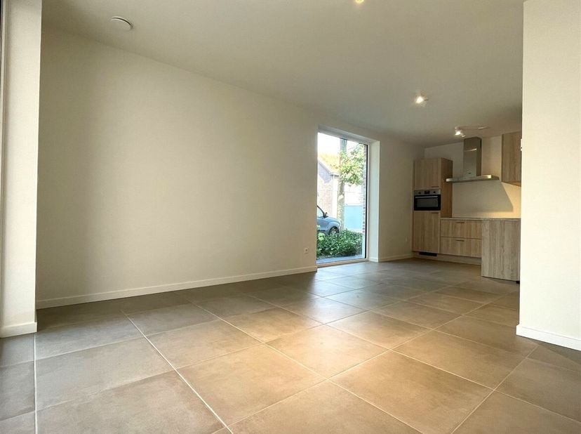 Appartement neuf au rez-de-chaussée situé à Gooreind !<br />
Situation : <br />
Situation centrale, avec commerces, écoles et transports en commun acc